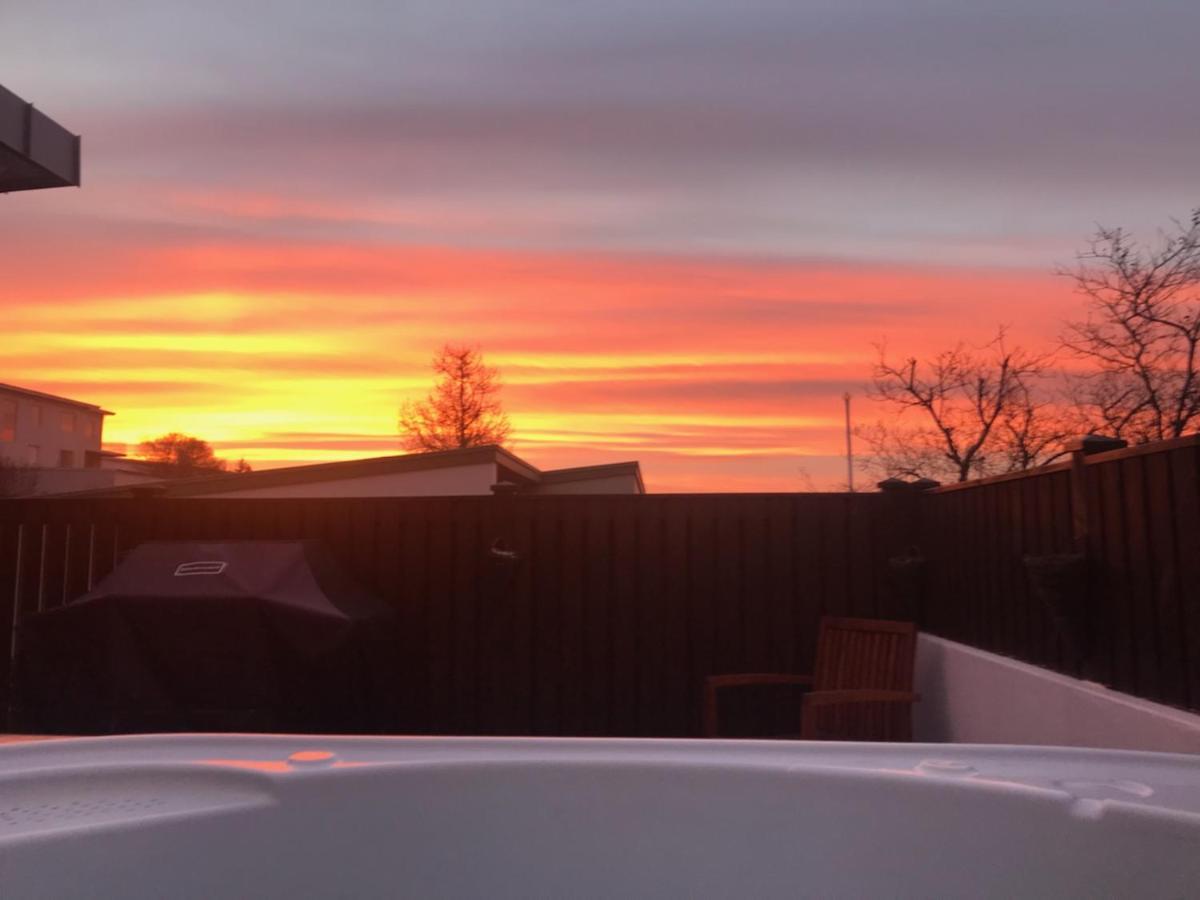 Iceland Sjf Villa, Hot Tub & Outdoor Sauna Amazing Mountains And City View Over ريكيافيك المظهر الخارجي الصورة